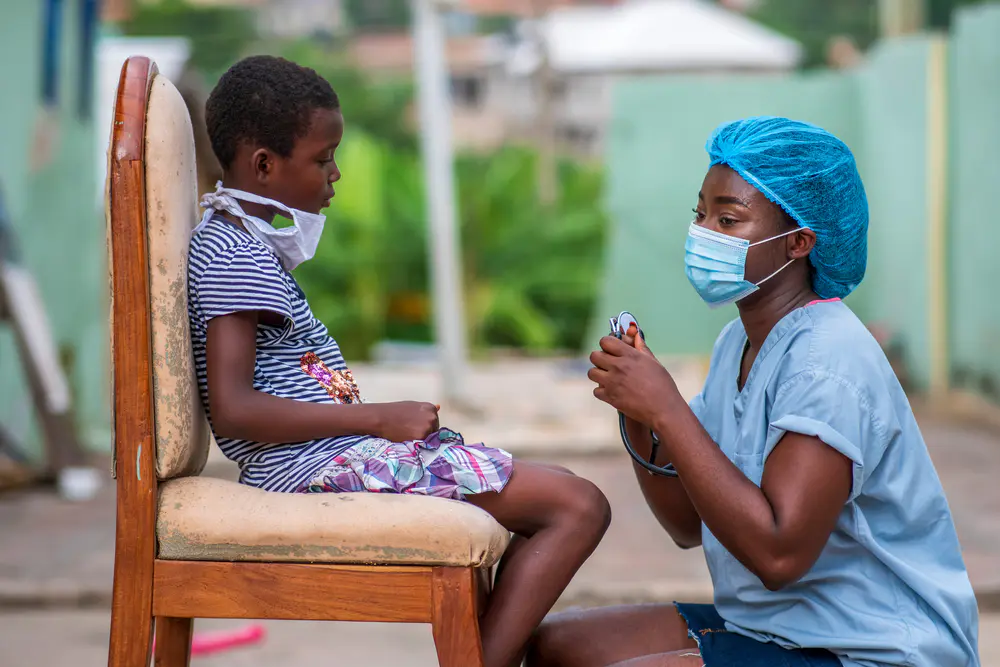 Médecin en consultation avec un enfant