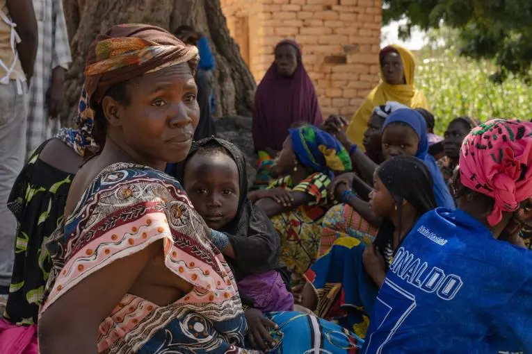 Une mère et son enfant déplacés par les violences au centre du Mali