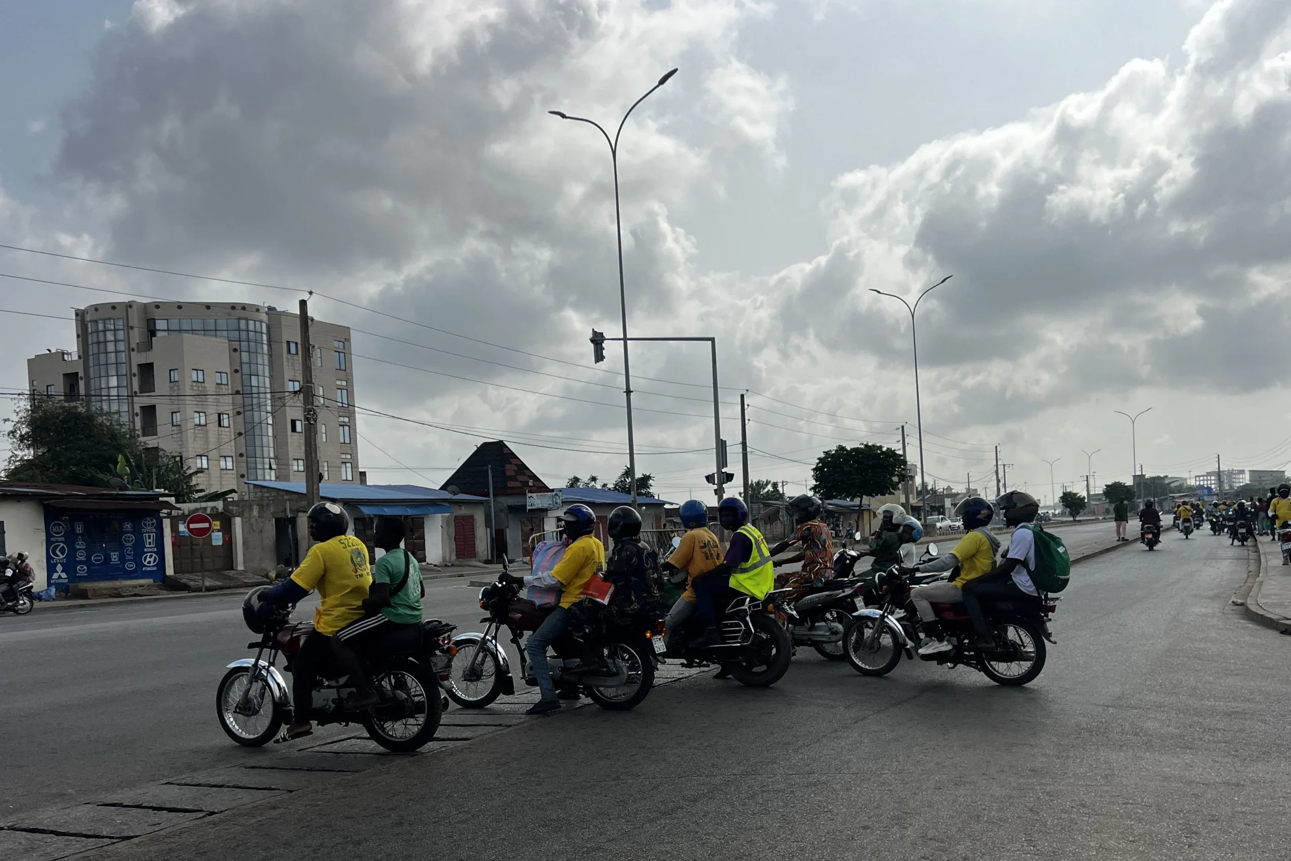 Motos-taxis à un carrefour de Cotonou, dans un contexte de rumeurs de coup d’État au Bénin