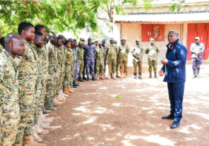 Faure Gnassingbé visitant la zone de l'Opération Koundjoaré