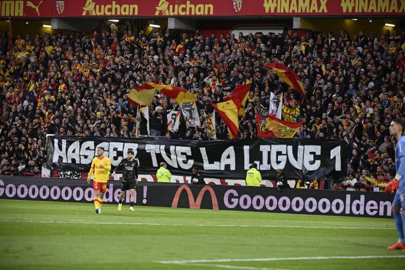 La banderole déployée par les supporters de Lens. (S. Mantey/L'Equipe)