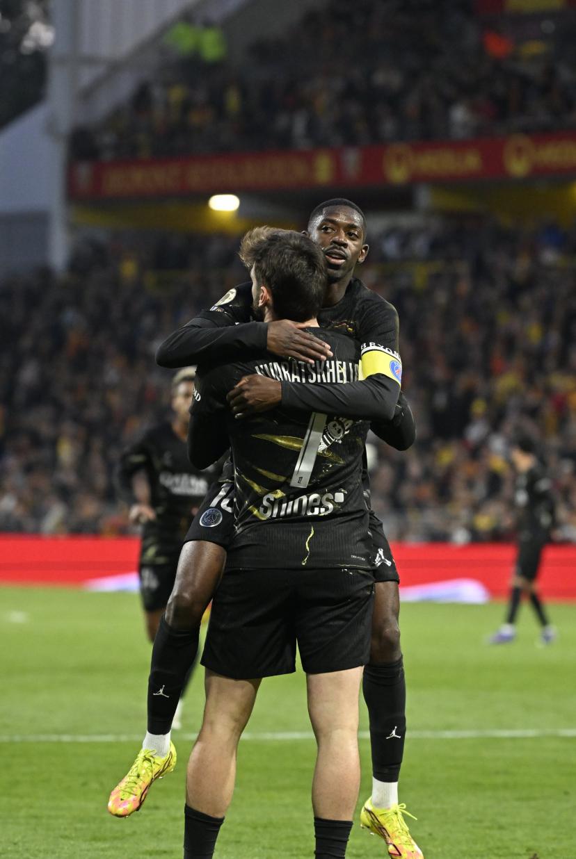 La joie partagée d'Ousmane Dembélé, passeur, et Khvitcha Kvaratskhelia, buteur, mercredi à Lens. (S. Mantey/L'Équipe)
