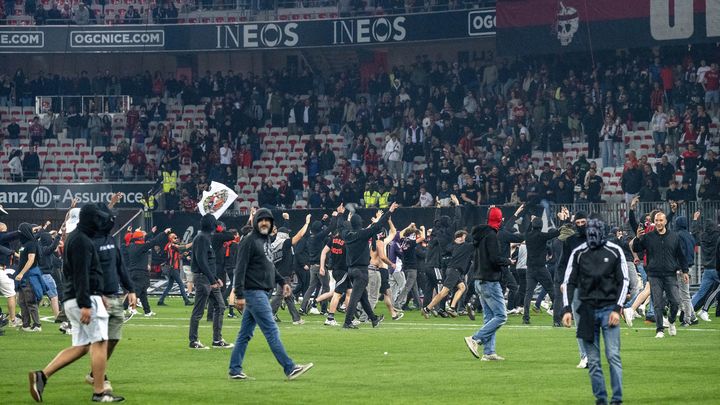 Les supporters de Nice ont envahi la pelouse de l'Allianz Riviera, à l'issue du dernier match de la saison, entre Niçois et Messins, le 17 mai 2026.