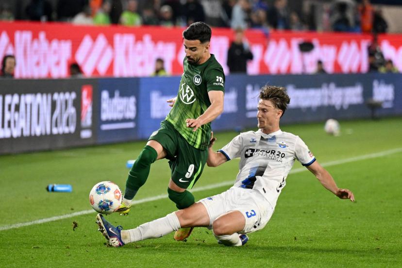 Le Wolfsburg de Mohammed Amoura a été accroché par le Paderborn de Jonah Sticker ce jeudi. (Teresa Kroeger/Reuters)