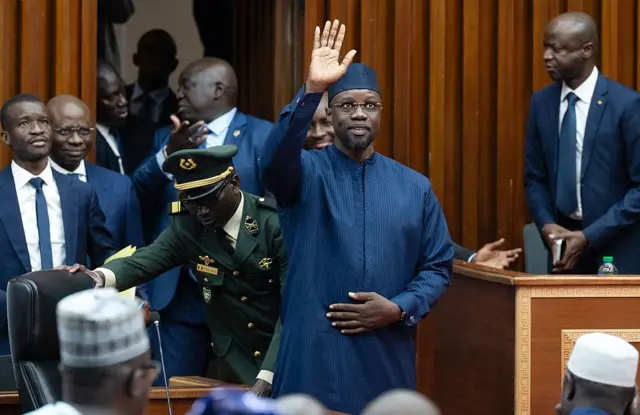 Ousmane Sonko salue les membres du Parlement