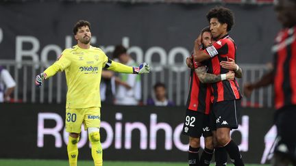 La joie des Niçois Jonathan Clauss et Dante après l'ouverture du score du défenseur en barrage Ligue 1/Ligue 2 face à Saint-Etienne, le vendredi 29 mai. (VALERY HACHE / AFP)