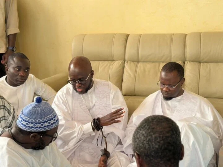 Récit d'une rencontre hautement émotionnelle, les larmes de Ousmane Sonko à Touba 1 Touba : Le dernier adieu de Ousmane Sonko à « son père », Serigne Cheikh Saliou Mbacké (photos)