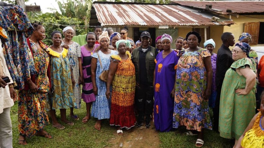 La ministre du Tourisme durable et de l’Artisanat, Pr. Marcelle Ibinga, échange avec des femmes locales dans la province du Woleu-Ntem