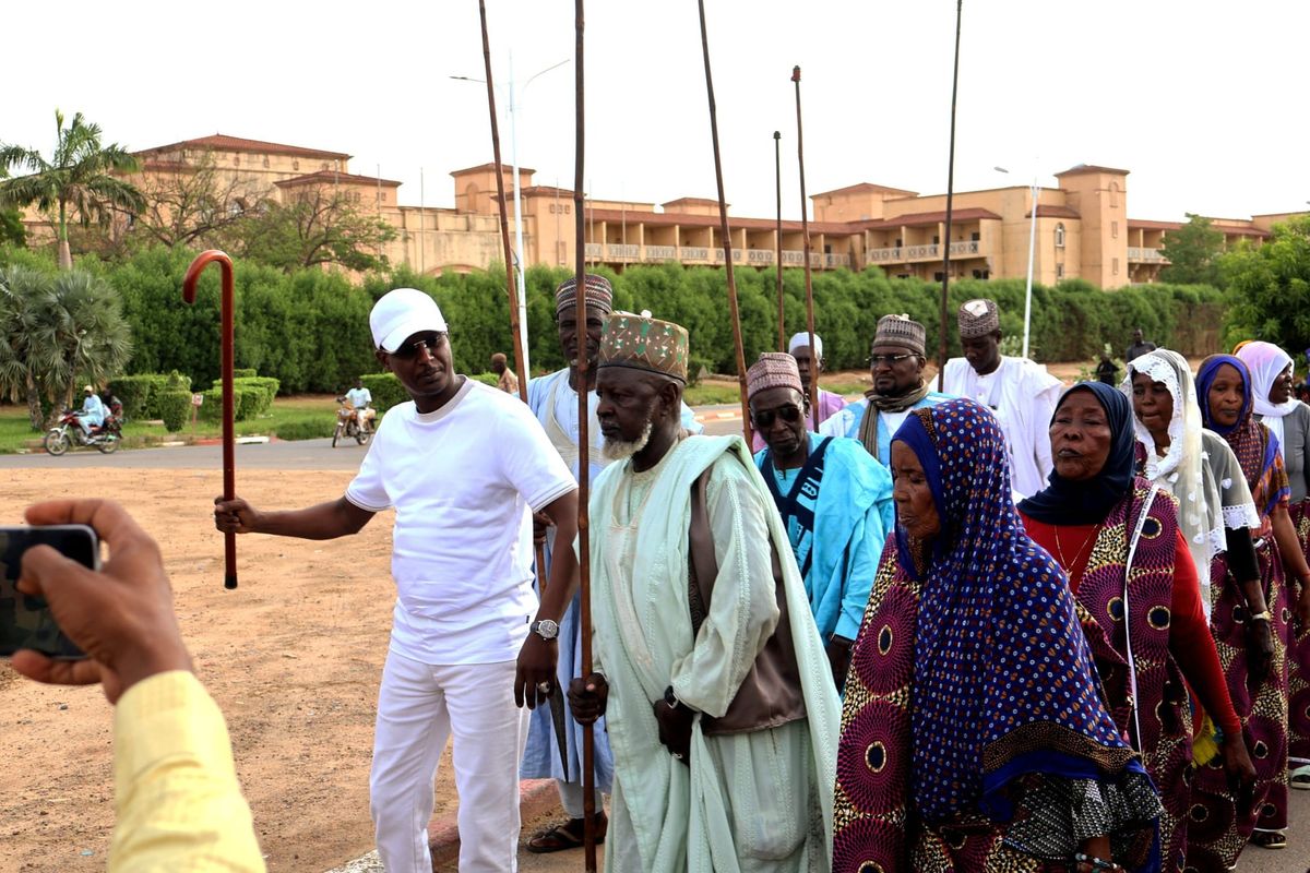 foule enthousiaste assistant à un concert de musique au Tchad