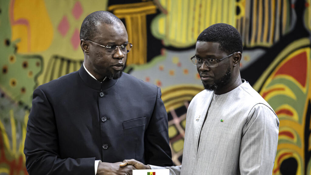 Ousmane Sonko (à gauche), président de l'Assemblée nationale, et Bassirou Diomaye Faye (à droite), président de la République du Sénégal, lors d'une réunion au palais présidentiel de Dakar en octobre 2025