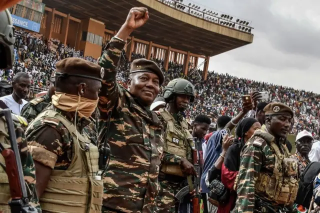 Manifestation de soutien à la junte nigérienne à Niamey, illustrant les tensions diplomatiques avec le Bénin