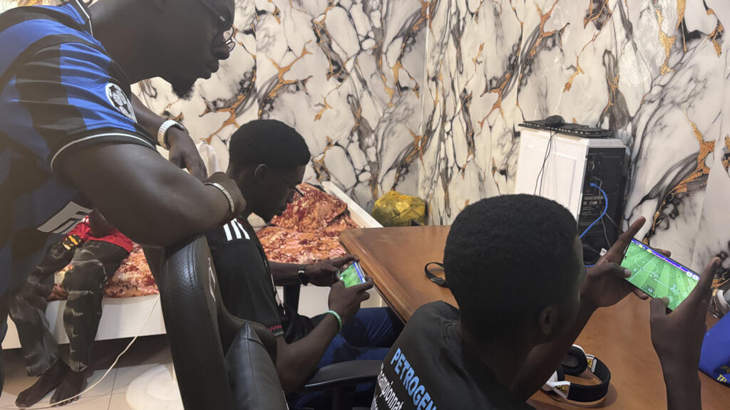 Un entraîneur guide des joueurs sénégalais sur le jeu eFootball à Dakar