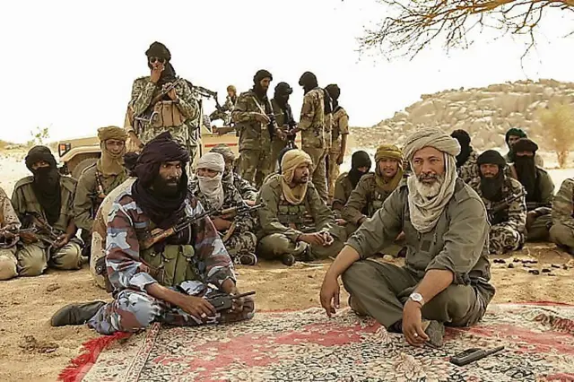 Combattants touaregs lors d'une réunion sous un arbre dans le désert