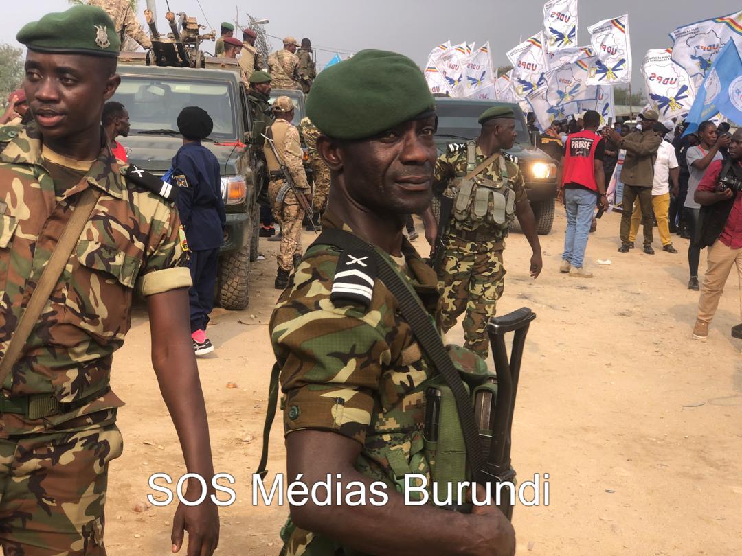 Deux militaires burundais lors d'une opération de sécurisation des convois d'officiels congolais dans le Sud-Kivu
