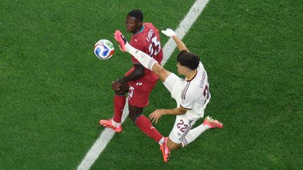 Affrontement entre un défenseur portugais et un attaquant espagnol lors du match Espagne-Portugal en 8es de finale de la Coupe du monde 2026