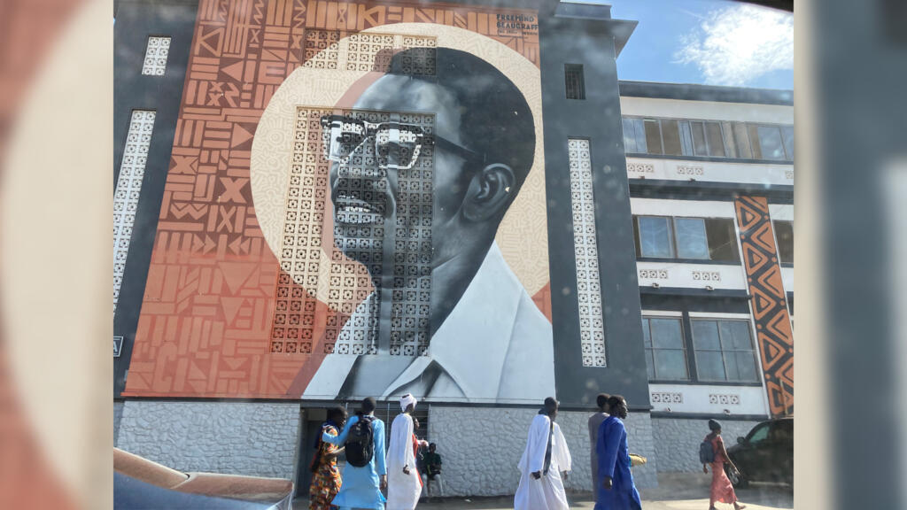 Fresque murale représentant Cheikh Anta Diop, figure majeure de l'université Cheikh Anta Diop de Dakar.