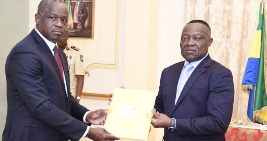 Le Vice-président du gouvernement gabonais, Hermann Immongault, remet le rapport provisoire du Recensement général de la population et du logement au président de la Cour constitutionnelle, Dieudonné Aba’a Owono