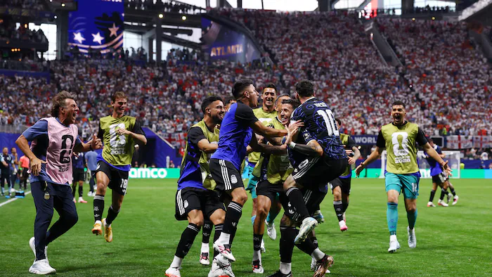 Des joueurs de soccer argentins célèbrent un but en fin de match.