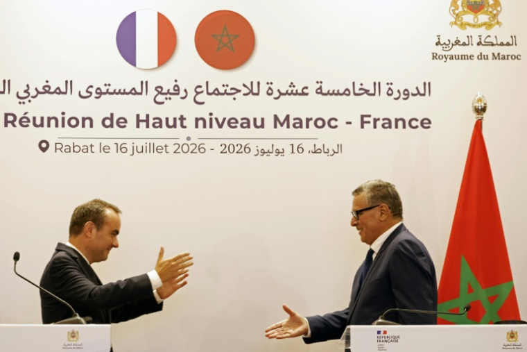 Sébastien Lecornu, Premier ministre français, et Aziz Akhannouch, son homologue marocain, lors d'une conférence de presse à Rabat