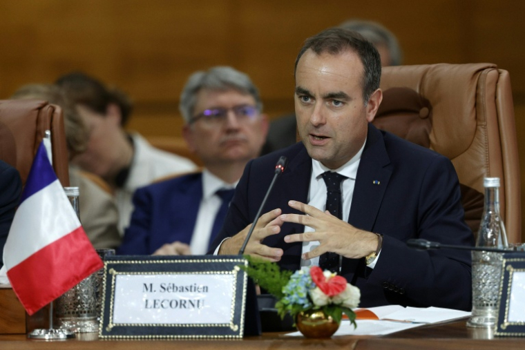 Sébastien Lecornu s'exprime lors d'une réunion ministérielle à Rabat