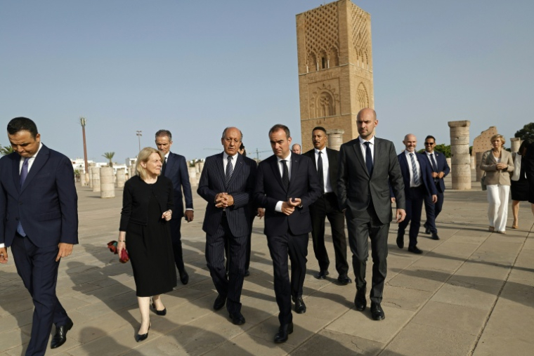 Sébastien Lecornu et sa délégation lors d'une cérémonie officielle à Rabat