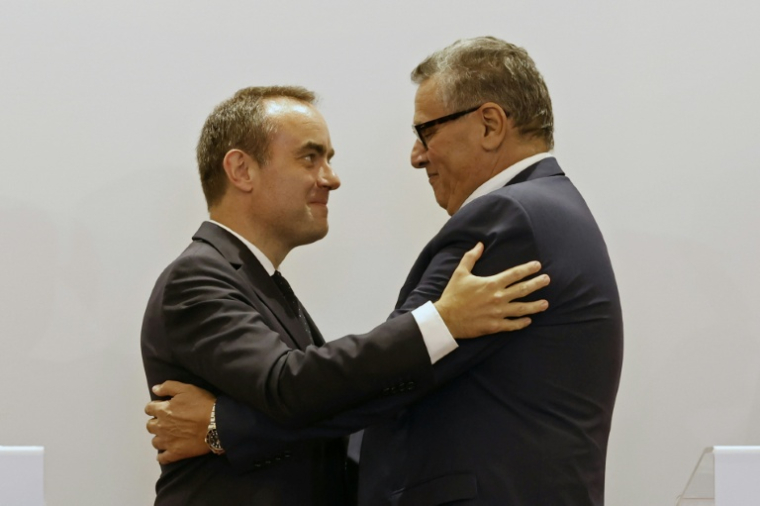 Sébastien Lecornu et Aziz Akhannouch lors d'une accolade