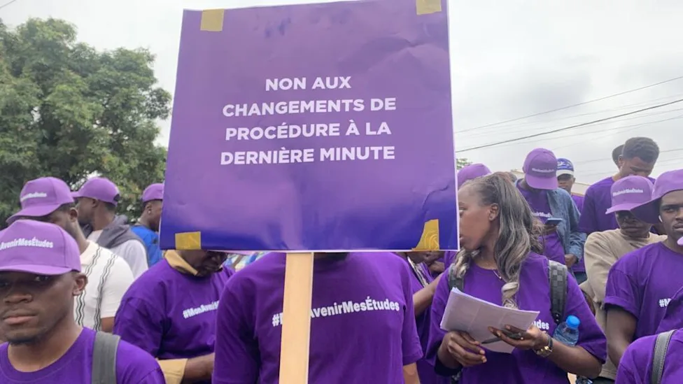 Étudiant camerounais devant une ambassade française