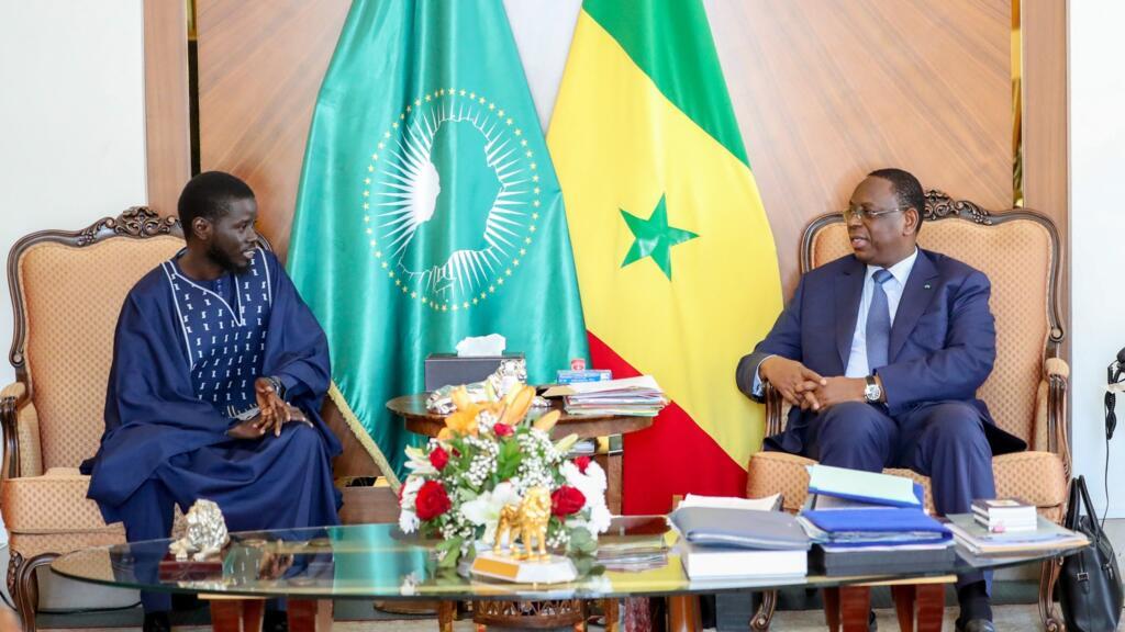 Rencontre entre deux dirigeants africains lors d'un sommet à Dakar