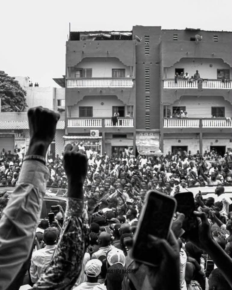 Ousmane Sonko acclamé par la foule dans la banlieue dakaroise
