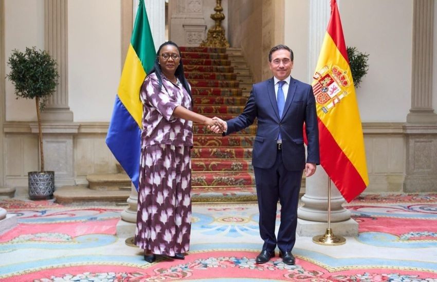 Ministre gabonaise et homologue espagnol lors d'une réunion à Madrid