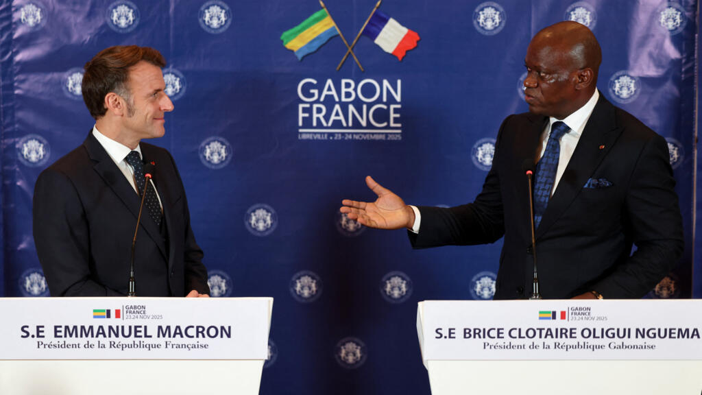 Rencontre entre les dirigeants français et gabonais lors d'une conférence de presse à Libreville en novembre 2025