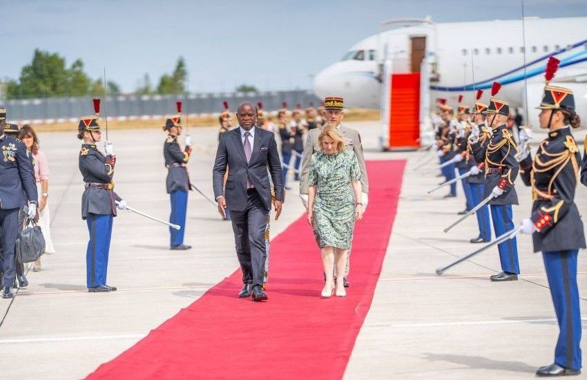 Le président gabonais Brice Clotaire Oligui Nguema et la ministre française de la Culture lors d'une rencontre officielle