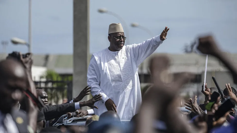 Portrait officiel de Macky Sall en discussion avec des responsables sénégalais