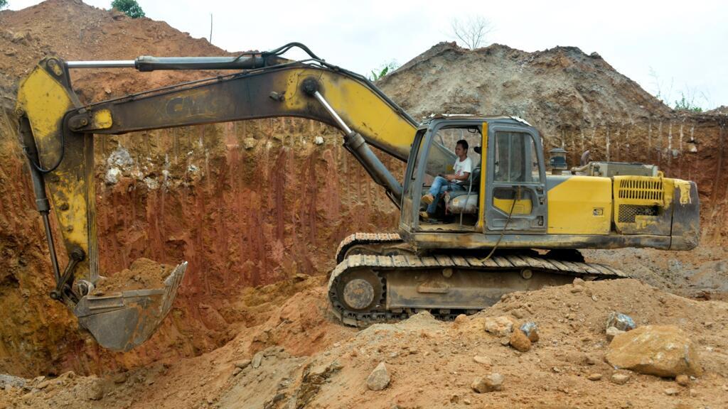 Un employé chinois d'une société minière au Cameroun, sur un site aurifère à Betare Oya en 2018