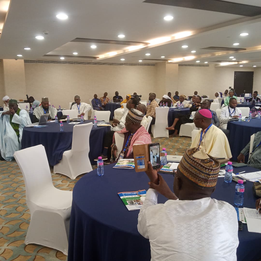 Vue d'ensemble d'une rencontre interreligieuse pour la paix au Niger