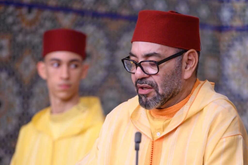 Le roi Mohammed VI et son fils le prince Moulay Hassan lors d'un événement officiel