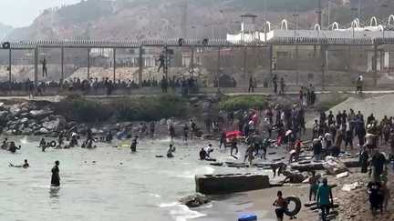 Des migrants traversant à la nage la frontière entre le Maroc et l’enclave espagnole de Ceuta