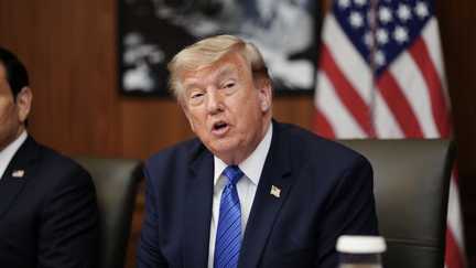 Le président américain Donald Trump lors d'une réunion du Conseil des ministres à Camp David, dans le Maryland, le 31 juillet 2026. (AARON SCHWARTZ / AFP)