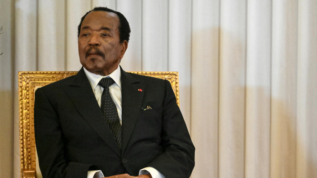 Paul Biya, président du Cameroun, échange avec le pape Léon XIV lors d’une audience au palais présidentiel de Yaoundé en avril 2026.