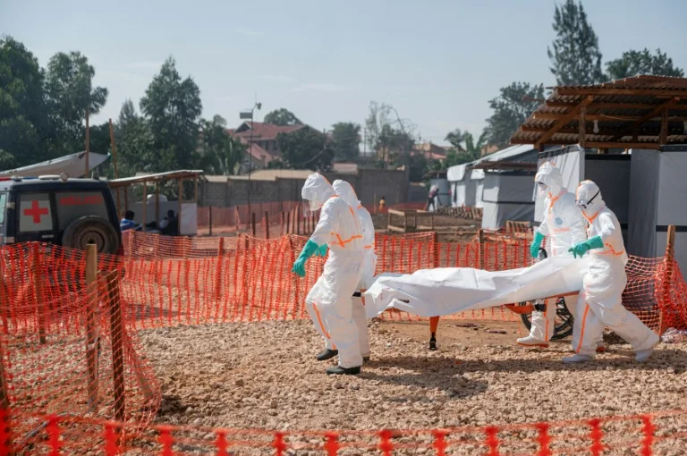Agent de santé en combinaison de protection contre Ebola en RDC
