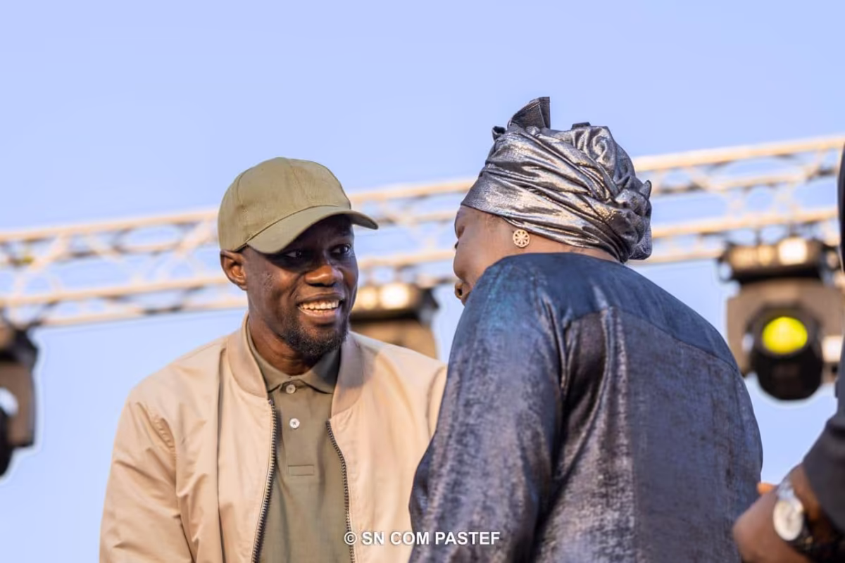 Ousmane Sonko et Aminata Touré lors d'un événement politique au Sénégal Ousmane Sonko et Aminata Touré lors d'un événement politique au Sénégal